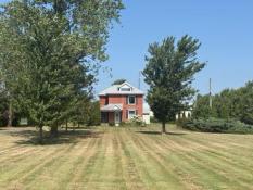 Beautifully Maintained Country Farmhouse near Dutton