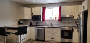 Listowel - Modern & Cheery Basement Apartment