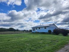 Picture of Quaint Main Floor 3 Bedroom Country Apartment