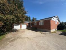 Picture of Spacious Brick Bungalow with Pool & Barns