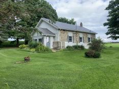 Holstein - Beautiful Renovated Stone Schoolhouse