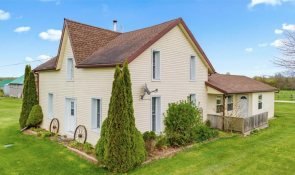 Updated Farmhouse in West Grey